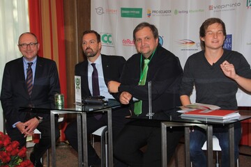 Stellen sich den Fragen der Teilnehmer (v.l.n.r.): Frank Teuber (BBH), Bertram Fleischer (ZVG), Erko Feigl (MyFlorist) und Moderator Tim Schreder