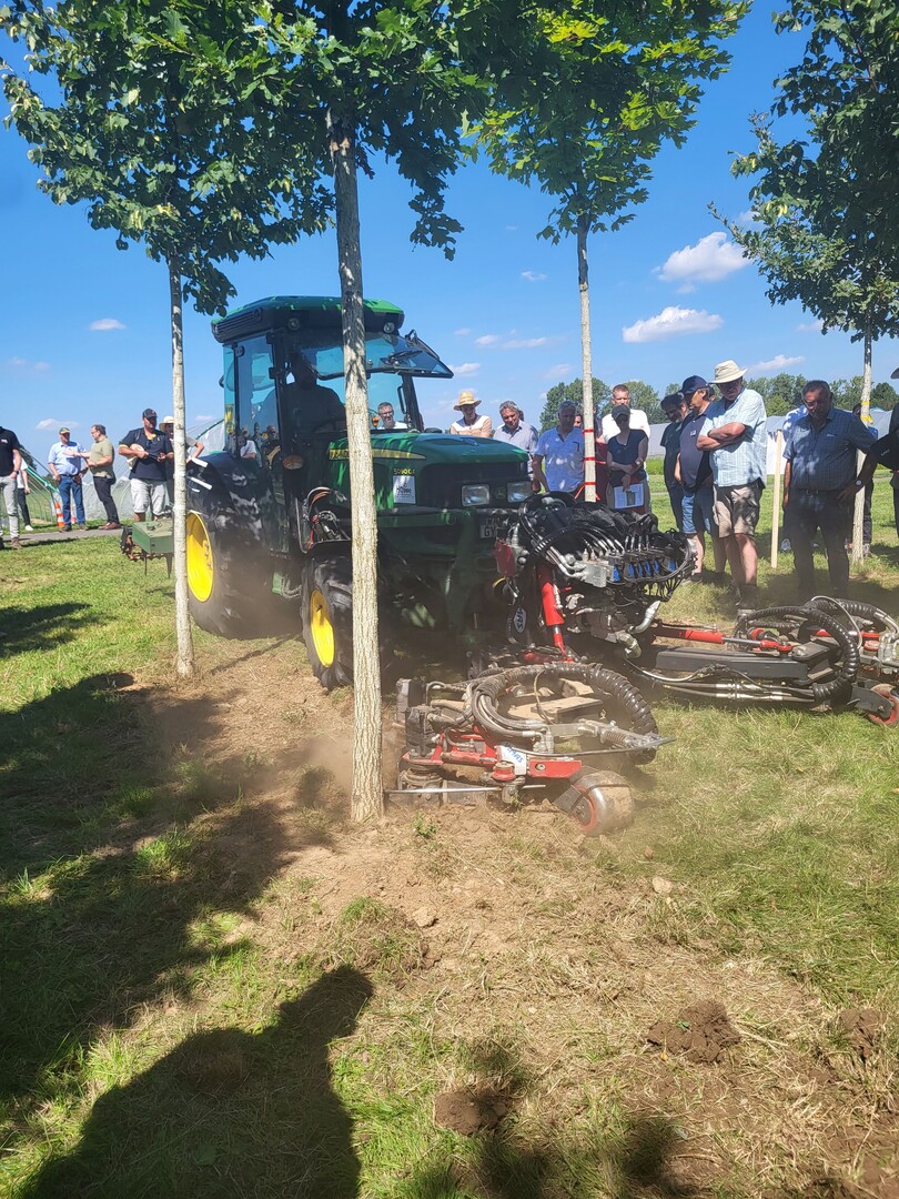 Technikvorfhrungen wie hier zur mechanischen Unkrautbekmpfung stieen auf groes Interesse.