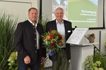 Christoph Dirksen gratuliert Helmut Selders zur Ehrenmitgliedschaft