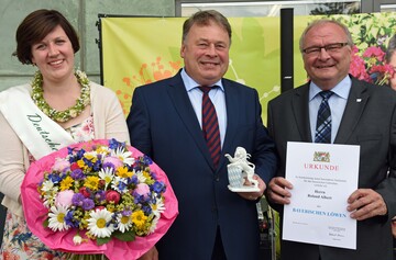 Im Beisein der Deutschen Blumenfee Alexandra Berchtenbreiter berreichte Helmut Brunner, Bayerischer Staatsminister/Ministerium fr Ernhrung, Landwirtschaft und Forsten den Bayerischen Lwen aus Porzellan an Roland Albert, Prsident des Bayerischen Grtnerei-Verbands (rechts)