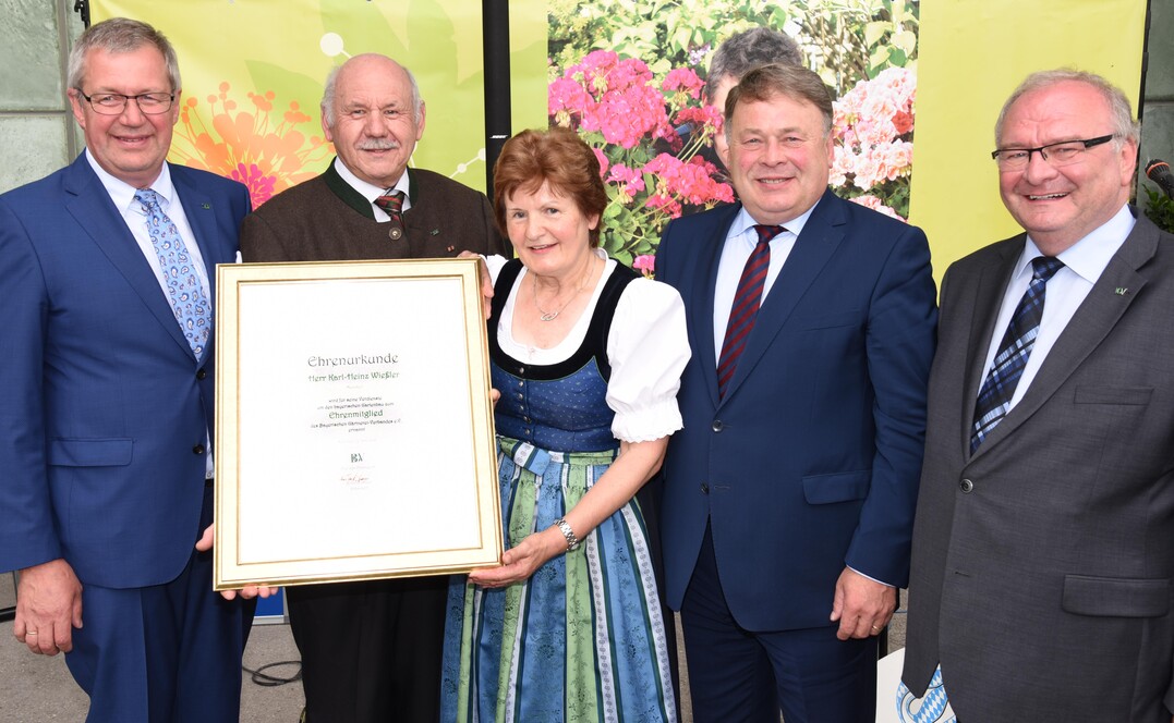 Mit der Ernennung zum Ehrenmitglied des Bayerischen Grtnerei-Verbandes wurde Vizeprsident a.D. Karl-Heinz Wieler (2.v.l.) geehrt. Mit ihm freuten sich (v.l.) Laudator Hermann Berchtenbreiter/amtierender BGV-Vizeprsident, Gattin Sophie Wieler, Bayerns Staatsminister Helmut Brunner und BGV-Prsident Roland Albert