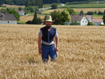 Matthias Prebeck aus Hailing in Niederbayern ist in der Saatgutvermehrung ttig. Vor UVStrahlung und bermiger Hitze bei der Arbeit schtzt er sich mit einem breitkrempigen Hut
und Khlfunktionskleidung.