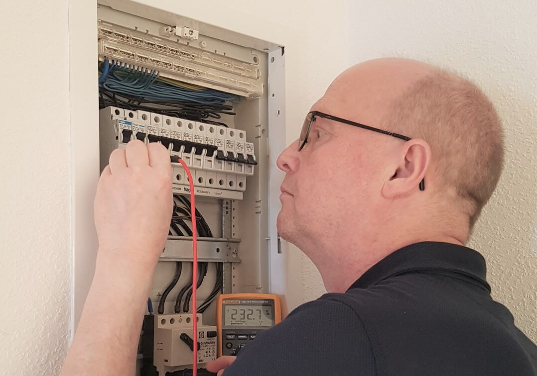 Prüfung einer Unterverteilung durch eine Elektrofachkraft.