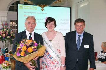 (v.li.n.re.) Heinz Herker, Blumenfee Alexandra Berchtenbreiter und der Vorsitzende des Aufsichtsrats Michael J. Baumeister