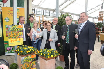 Von links: Bernd Fischer, Bezirksvorsitzender Bayerischer Grtnerei Verband, Juniorchef Christoph Rossbacher mit Gattin und Sohn, Emilia Mller, Staatsministerin a.D., Senior-Chefs Gisela und Georg Rossbacher, Hans Kummert, stellv. Landrat Landkreis Amberg-Sulzbach, Gundula Holm, Marketingberaterin AELF Frth, Joachim Neu, Brgermeister Stadt Auerbach.
