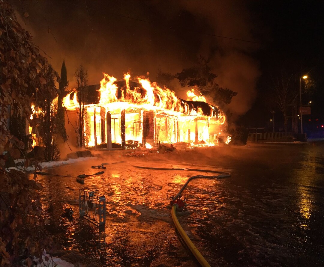 Von dem in Flammen stehenden Verkaufsraum ging das Feuer auf weite Teile des Grtnereikomplexes, inklusive Wohnbereich ber.