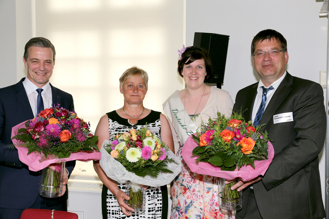 Neu in den Aufsichtsrat der GV wurde Jens Schachtschneider (re.) aus Neerstedt gewhlt, in ihrem Amt besttigt wurden Ute Martin (2.v.li.) und Frank Werner (li.). Blumenfee Alexandra berreichte im Namen der Gartenbau-Versicherung selbst gebundene Blumenstrue.