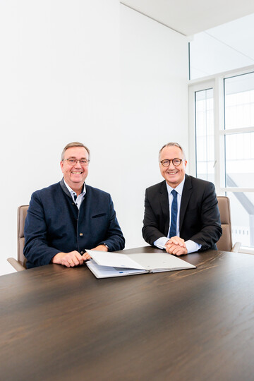 Die Vertrge unterschrieben der neue BdB-Prsident Hajo Hinrichs (links) und der Geschftsfhrer der Messe Essen Oliver P. Kuhrt.