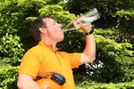Seinen Flüssigkeitsverlust – vor allem bei der Arbeit an heißen Tagen – füllt man am besten mit Wasser auf.