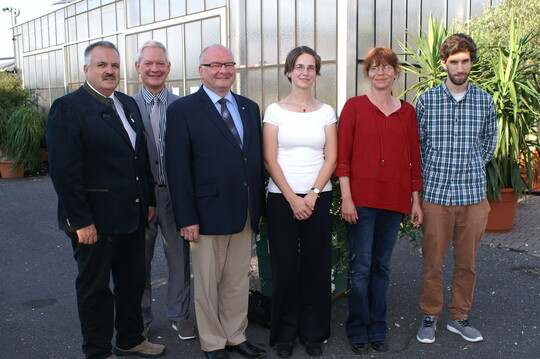 Auf der Freisprechungsfeier der Grtner am 27.07.2016 in Nrnberg beglckwnschten (v. l.) BGV Bezirksvorsitzender Francis Phillips, Abteilungsleiter Josef Hofbauer vom AELF Frth sowie BGV-Prsident Roland Albert die drei besten Absolventen im Zierpflanzenbau.