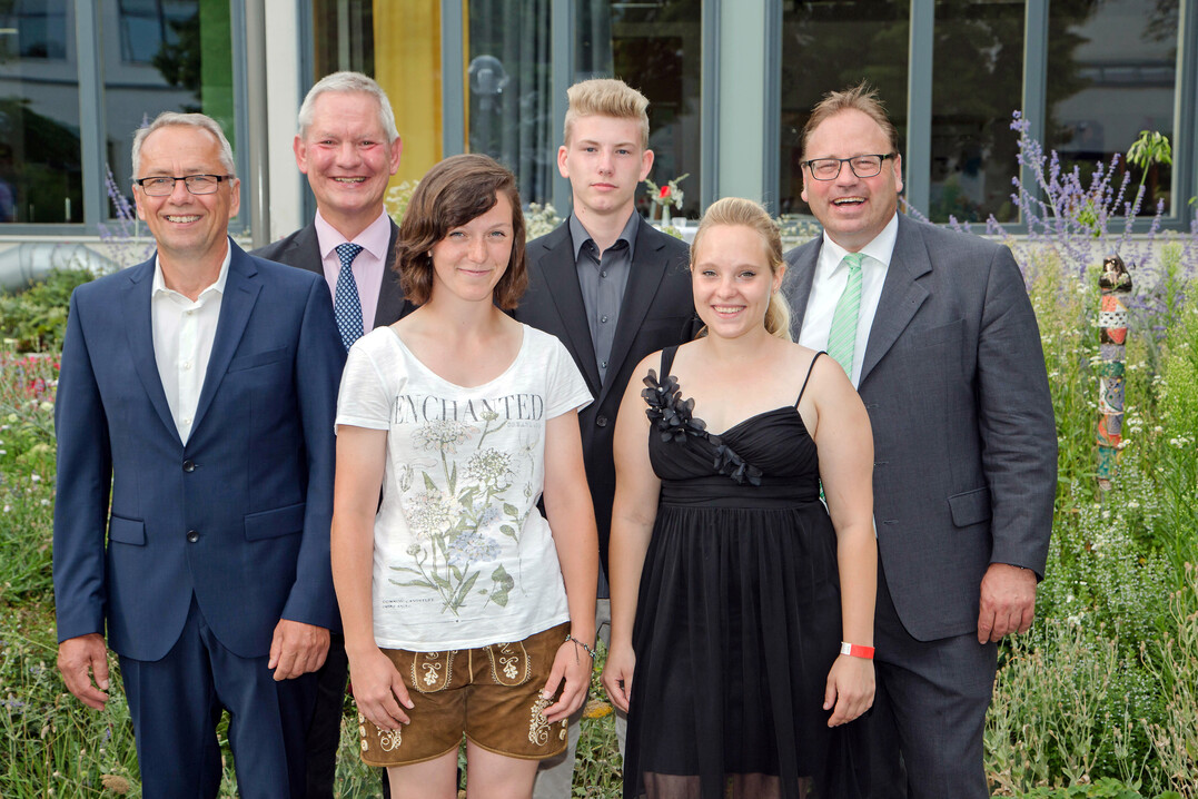 Auf der Freisprechungsfeier der Grtner am 21.07.2016 in Regensburg beglckwnschten der Prfungsausschussvorsitzende Zierpflanzenbau Georg Krmer, Abteilungsleiter Josef Hofbauer vom AELF Frth (1. u. 2. v. l.) sowie BGV-Bezirksvorsitzender Bernd Fischer (1. v. r.) die besten Absolventen des Erwerbsgartenbaus (v. l.): Hning Julia von der Baum-schule Punzmann in Kirchendemenreuth, Wendl Johannes von der Staudengrtnerei Am-berg und Burkert Anita von 1A Garten Hauner in Regensburg. 