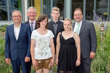 Auf der Freisprechungsfeier der Grtner am 21.07.2016 in Regensburg beglckwnschten der Prfungsausschussvorsitzende Zierpflanzenbau Georg Krmer, Abteilungsleiter Josef Hofbauer vom AELF Frth (1. u. 2. v. l.) sowie BGV-Bezirksvorsitzender Bernd Fischer (1. v. r.) die besten Absolventen des Erwerbsgartenbaus (v. l.): Hning Julia von der Baum-schule Punzmann in Kirchendemenreuth, Wendl Johannes von der Staudengrtnerei Am-berg und Burkert Anita von 1A Garten Hauner in Regensburg. 