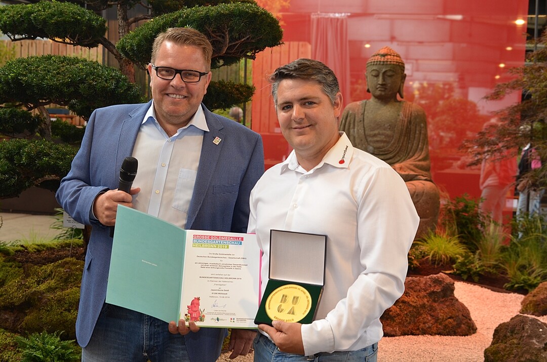 Fr das stimmige Gesamtkonzept mit einer schnen Atmosphre in der Halle, musikalischer Umrahmung und das wirkungsvolle In-Szene-Setzen der Floristik erhielt Marco Seidl, Geschftsfhrer von Japantrume Seidl, die Groe Goldmedaille der Deutschen Bundesgartenschaugesellschaft vom Ausstellungsbevollmchtigten Rdiger Eckhardt.