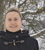 Claudia von Freyberg ist seit drei Jahren verantwortliche Redakteurin bei campos, der Zeitung für Landschaftsgärtner (www.campos-net.de). Sie arbeitet außerdem bei den DEGA-Magazinen mit.