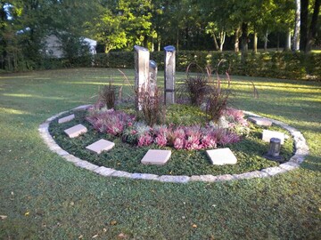 Ruhegemeinschaft auf dem Friedhof Hafurt, jeder Verstorbene hat einen einzelnen Grabstein.