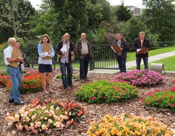 Beim Rundgang ber die Versuchsflchen gab es viele interessante Anpflanzungen zu sehen, die vielleicht bald auch auf dem Friedhof Verwendung finden.