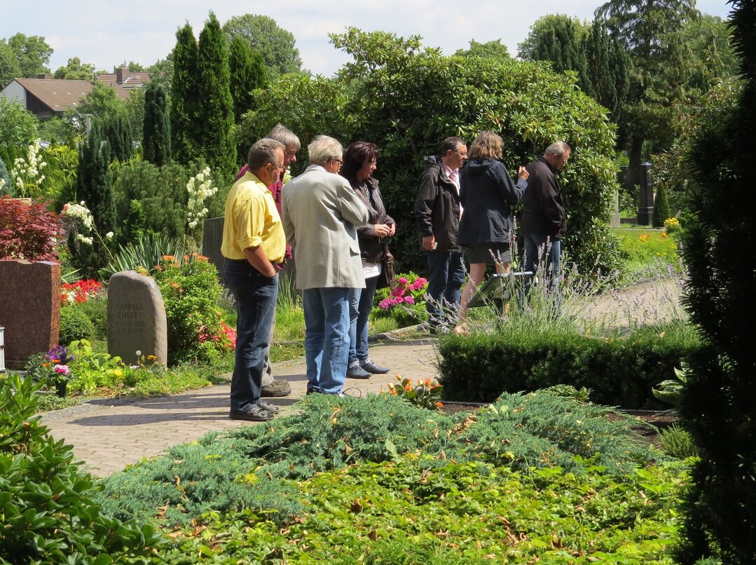 Interessiert hrten die Teilnehmer des AK Pflanze den Ausfhrungen von Birgit Ehlers-Ascherfeld zum Garten der Sternenkinder, einem von ihr mit initiiertem Projekt, zu.