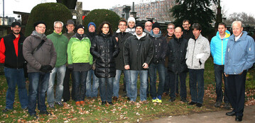 Die Teilnehmer der ersten Grnberger Friedhofsgrtnertage bei ihrer Fhrung ber den Frankfurter Hauptfriedhof.
