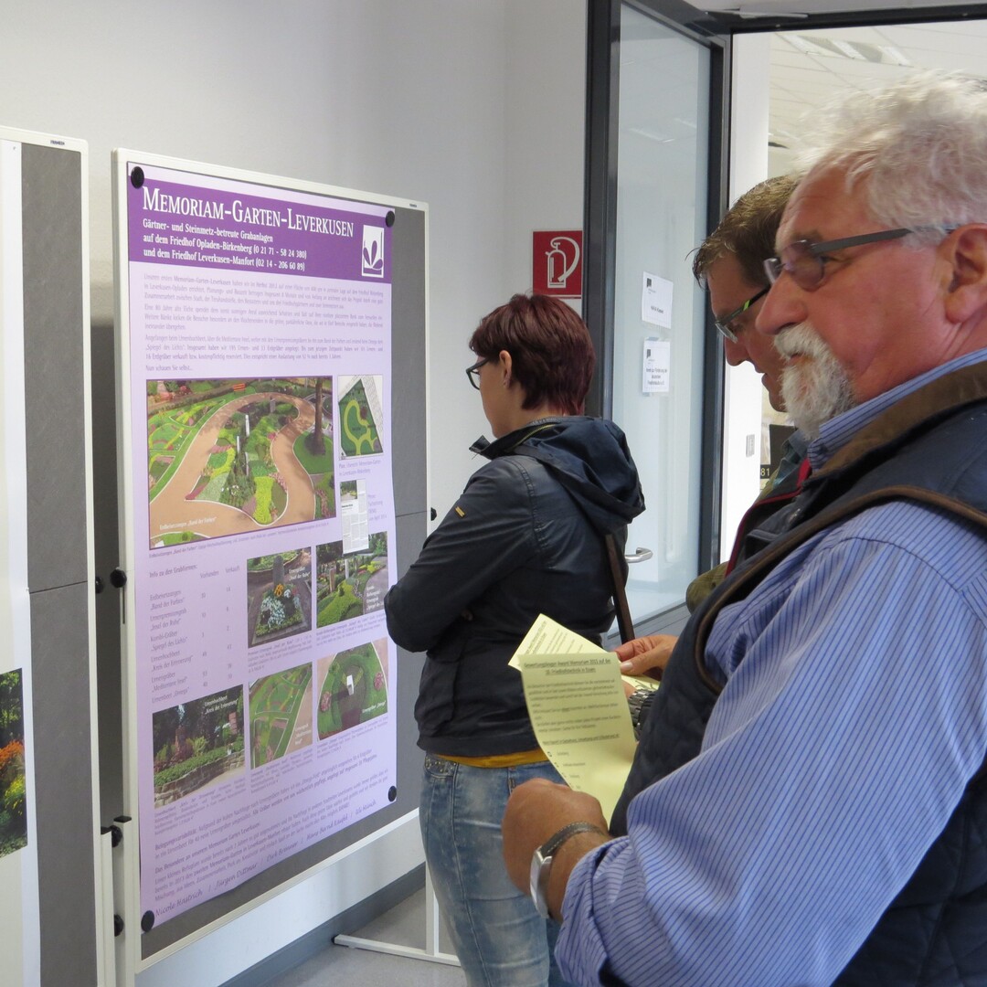 Mit viel Einsatz präsentierten die Vertreter ihre Gärten auf der Messe mit Hilfe von Plakat-wänden und sorgten so für viel Aufmerksamkeit. Die Besucher stimmten über die gärtnerischen Anlagen ab.
