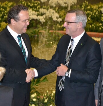 ZVG-Prsident Jrgen Mertz (re.) begrt Dr. Hans-Peter Friedrich, Bundesminister fr Ernhrung
und Landwirtschaft, auf der Internationalen Grnen Woche in der Blumenhalle. Bundesminister Friedrich zeigt sich beeindruckt von der grtnerischen Leistung.