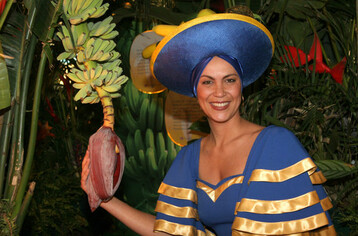 Bei der Chiquita Tropen Tour: Miss Chiquita Carmen Jericke prsentiert eine Bananenpflanze