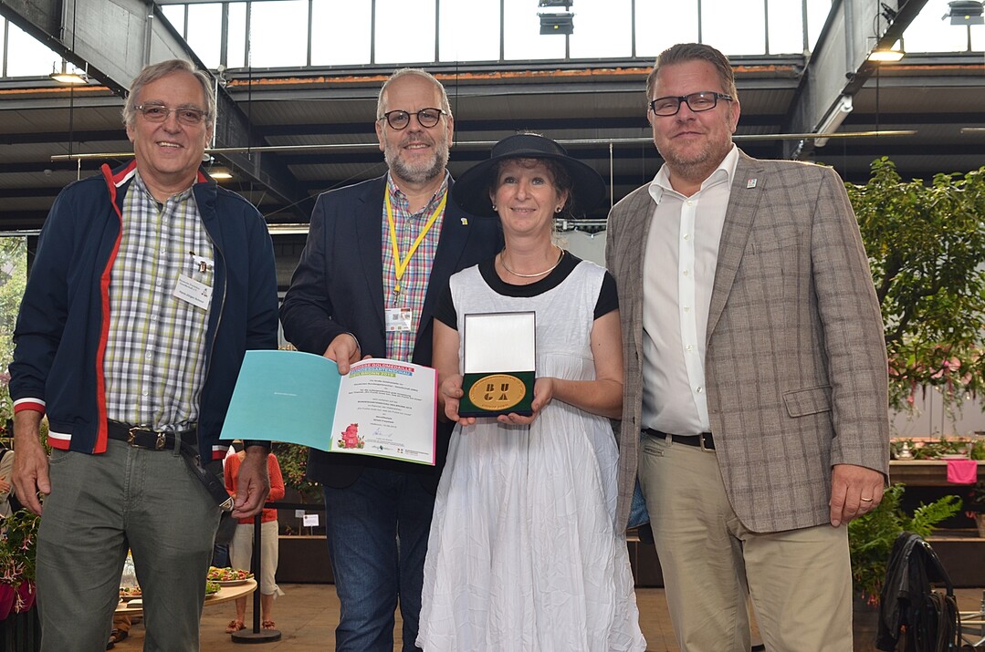 Für die außergewöhnlich gute Umsetzung des Themas „Ein Fuchs muss tun, was ein Fuchs tun muss“ erhielt Beatrix Schaffranka von decolifestyle aus Freystadt die Große Goldmedaille der Deutschen Bundesgartenschaugesellschaft (DBG) von Hans-Jürgen Schnur (von links); Vorsitzender der Deutschen Fuchsien-Gesellschaft, Klaus Götz, Präsident des Fachverbands Deutscher Floristen Landesverband Baden-Württemberg, und Rüdiger Eckhardt, Ausstellungsbevollmächtigter der DBG.