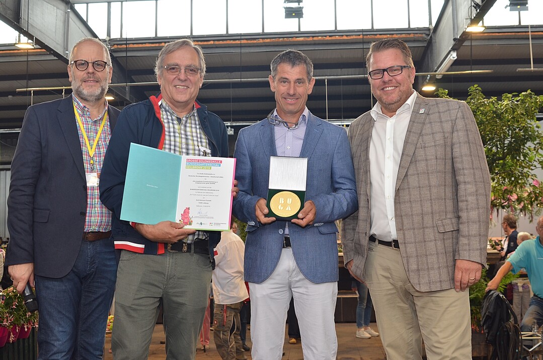 Eine seiner zwei Groen Goldmedaillen der Deutschen Bundesgartenschau-Gesellschaft (DBG) erhielt Bernhard Graf von Graf Grtnerei Floristik aus Loburg (2.v.r.) fr eine exzellente Fuchsiendarbietung ausgesprochen guter Qualitt aus den Hnden von Klaus Gtz (von links), Prsident des Fachverbands Deutscher Floristen Landesverband Baden-Wrttemberg, Hans-Jrgen Schnur, Vorsitzender der Deutschen Fuchsien-Gesellschaft, und Rdiger Eckhardt, Ausstellungsbevollmchtigter der DBG.