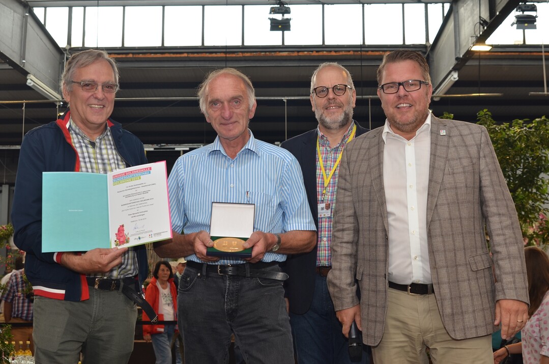 Kein Wald ohne Pilze: Peter Marseille aus Leichlingen (2.v.l.) wurde fr sein breites Pilzsortiment in gekonnter Darstellung und bester Qualitt mit einer Groen Goldmedaille der Deutschen Bundesgartenschaugesellschaft (DBG) ausgezeichnet, Hans-Jrgen Schnur (von links); Vorsitzender der Deutschen Fuchsien-Gesellschaft, Klaus Gtz, Prsident des Fachverbands Deutscher Floristen Landesverband Baden-Wrttemberg, und Rdiger Eckhardt, Ausstellungsbevollmchtigter der DBG.
