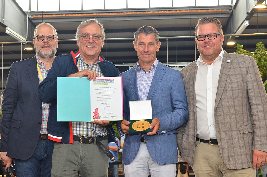 Groe Goldmedaille Nummer zwei fr Bernhard Graf von Graf Grtnerei Floristik aus Loburg (2.v.r.) fr ein Sortiment Mhlenbeckia in verschiedenen Kulturformen in bester Qualitt von Klaus Gtz (von links), Prsident des Fachverbands Deutscher Floristen Landesverband Baden-Wrttemberg, Hans-Jrgen Schnur, Vorsitzender der Deutschen Fuchsien-Gesellschaft, und Rdiger Eckhardt, Ausstellungsbevollmchtigter der DBG.