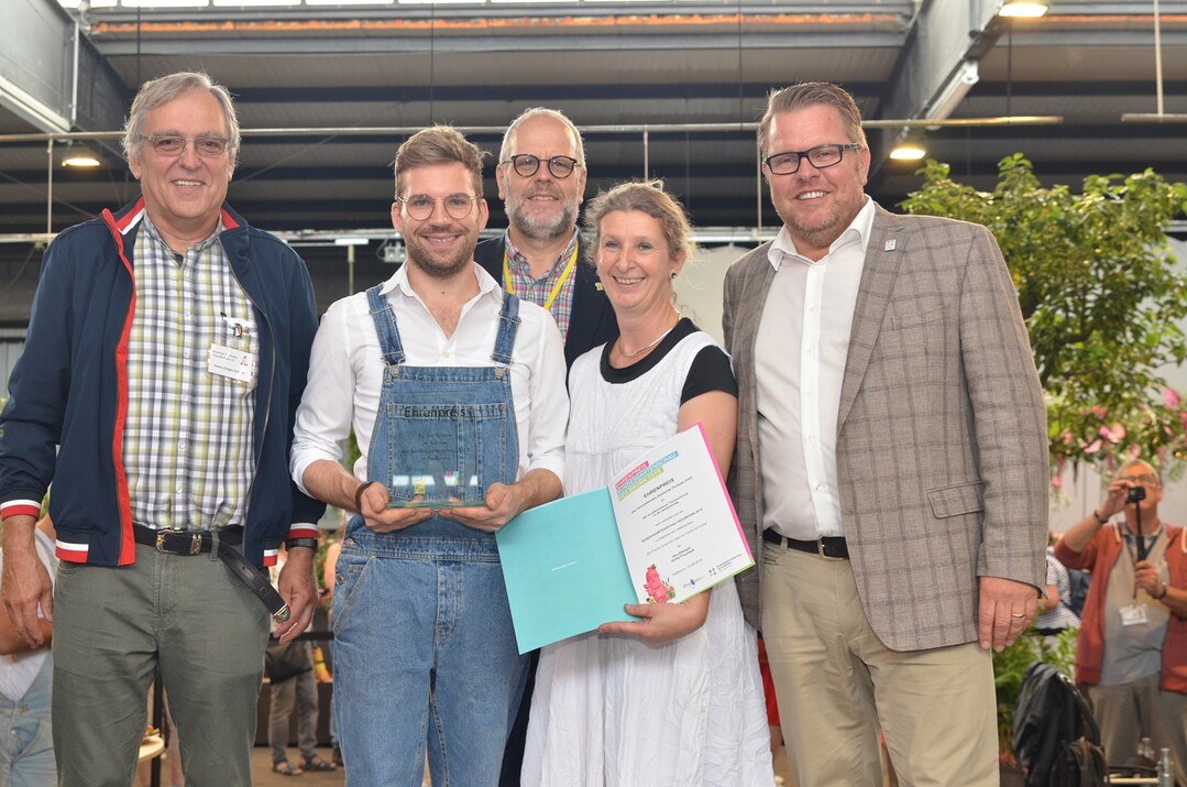 Fr den wunderschnen Tischschmuck in der Gartenstrae durfte sich Benedikt Alberta aus dem Team von Beatrix Schaffranka von decolifestyle aus Freystadt ber den Ehrenpreis des Fachverbands Deutscher Floristen (FDF) freuen und mit ihm taten dies Hans-Jrgen Schnur (von links), Vorsitzender der Deutschen Fuchsien-Gesellschaft, Klaus Gtz, Prsident des FDF-Landesverbands Baden-Wrttemberg und Rdiger Eckhardt, Ausstellungsbevollmchtigter der DBG.
