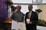Den Ehrenpreis des niedersächsischen Ministeriums für Landwirtschaft, Ernährung, Verbraucherschutz
und Landesentwicklung erhielt Blumen Bechtel aus Wolfsburg für eine Auswahl
von Fuchsiensorten in Kübeln an repräsentativer Stelle in der BUGA Koblenz. Überreicht
wurde der Preis von Rainer Berger (rechts), dem Ausstellungsbevollmächtigten der
DBG.