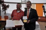 Stefan Brunnert aus Dortmund wurde von Rainer Berger (rechts), dem Ausstellungsbevollmächtigten
der DBG, mit der Großen Goldmedaille der Deutschen Bundesgartenschau Gesellschaft
(DBG) für eine eindrucksvolle Darstellung von Fuchsiensorten in Bonsai-Qualität
geehrt.