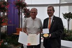 Die Gärtnerei Unflath aus Wernding bekam die Große Goldmedaille der Deutschen Bundesgartenschau
Gesellschaft (DBG) für ein umfangreiches Fuchsiensortiment in verschiedenen
Wuchsformen. Verliehen wurde der Preis von Rainer Berger (rechts), dem Ausstellungsbevollmächtigten
der DBG.