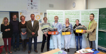 (v.l.n.r.) Martina Neugroda (Abteilungsleitung Agrarwirtschaft des Berufskollegs Kln-Humboldtstrae), weitere Fachlehrer, Thomas Schlimgen (Vorsitzender Fachverband Klner Friedhofsgrtner), Nicole Swemaers (Klassenlehrerin), Auszubildende Herr Enkler, Frau Holitzner, Frau Wienand, Lutz Pakendorf (Geschftsfhrung Fachverband Klner Friedhofsgrtner)