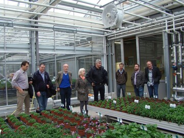 Eva Maria Geiger, LWG Veitshchheim, stellte dem Fachverband Raumbegrnung und Hydrokultur (FvRH) im Zentralverband Gartenbau (ZVG) die aktuellen Versuche zur Beleuchtung mit LED an der Bayerischen Landesanstalt fr Weinbau und Gartenbau in Veitshchheim vor. 