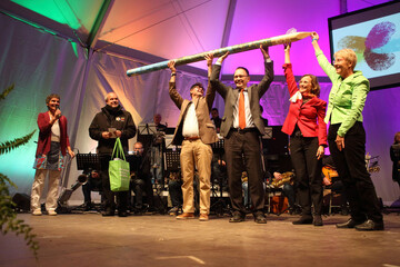 Bild: (v.l.n.r.): Eva Grage (Moderatorin), Detleff Wierzbitzki (GF LGS Gieen GmbH), Michael Falk (GF LGS Bad Schwalbach GmbH), Martin Humann (Brgermeister der Stadt Bad Schwalbach), Oberbrgermeisterin Dietlind Grabe-Bolz und Brgermeisterin Gerda Weigel-Greilich bei der Staffelbergabe.
