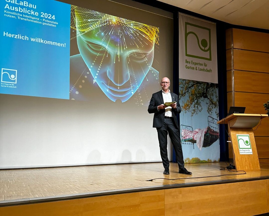 Artificial intelligence was the topic of the "GaLaBau Outlook". Josef Mennigmann, President of VGL NRW, welcomed the guests to the Congress Center Ost. 