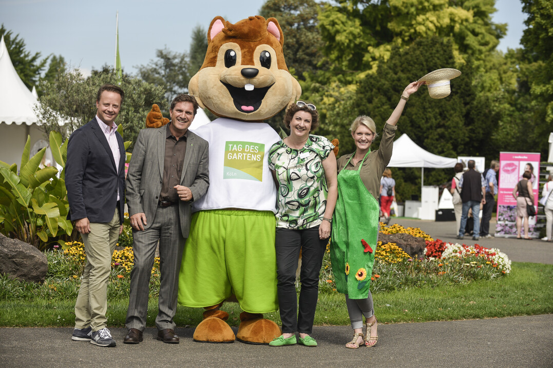 Von links: Christoph Werner, Mitglied der Geschäftsleitung der koelnmesse, Johannes Welsch, IVG-Geschäftsführer, Katharina C. Hamma, Geschäftsführerin der koelnmesse, mit Maskottchen