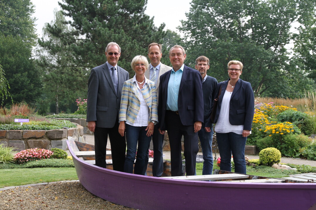 Der Memoriam-Garten auf dem Parkfriedhof ist Vorbild, in welche Richtung aktuelle Bestattungskultur gestärkt werden sollte. Präsident H.-Christian Leonhards, VGL NRW, Präsidentin Eva Kähler-Theuerkauf, Rheinland, Präsident Helmuth Rüskamp, Westfalen-Lippe, Parl. Staatssekretär Horst Becker, C. Nöll, Essen, sowie M. Helle vom Ministerium (von links).