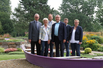 Der Memoriam-Garten auf dem Parkfriedhof ist Vorbild, in welche Richtung aktuelle Bestattungskultur gestrkt werden sollte. Prsident H.-Christian Leonhards, VGL NRW, Prsidentin Eva Khler-Theuerkauf, Rheinland, Prsident Helmuth Rskamp, Westfalen-Lippe, Parl. Staatssekretr Horst Becker, C. Nll, Essen, sowie M. Helle vom Ministerium (von links).