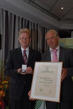 ZVG-Präsident Heinz Herker ehrte Professor Dr. Ludger Hendriks mit der Ernst-Schröder-Münze in Silber.
