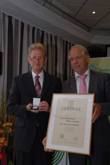 ZVG-Prsident Heinz Herker ehrte Professor Dr. Ludger Hendriks mit der Ernst-Schrder-Mnze in Silber.