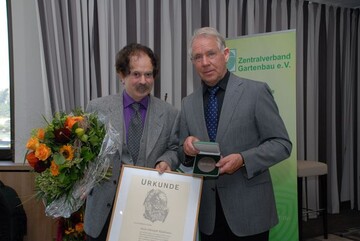 ZVG-Prsident Heinz Herker (rechts) verlieh Christoph Kleinhanns die Georg-Arends-
Medaille.