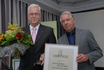 Dr. Hans-Peter Lorenz erhielt die Ernst-Schröder-Münze von ZVG-Präsident Herker (rechts).