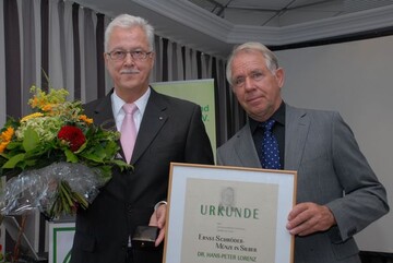 Dr. Hans-Peter Lorenz erhielt die Ernst-Schrder-Mnze von ZVG-Prsident Herker (rechts).
