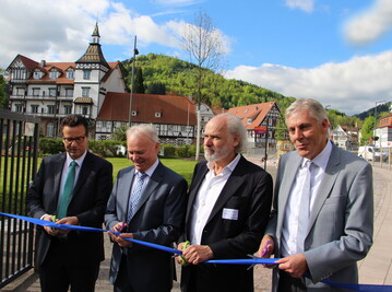 (v.l.n.r.) Landwirtschaftsminister Peter Hauk MdL, Brgermeister Norbert Mai, Prof. Hubert Mhrle und Landrat Helmut Riegger erffnen die Gartenschau Bad Herrenalb 2017 mit einem symbolischen Schnitt durch des Blaue Band der Alb.