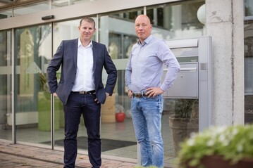 Geschftsfhrer Michael Bongers (rechts) begrte Dmmen Orange-Geschftsfhrer Thomas Bousart als Mieter vor Ort. 