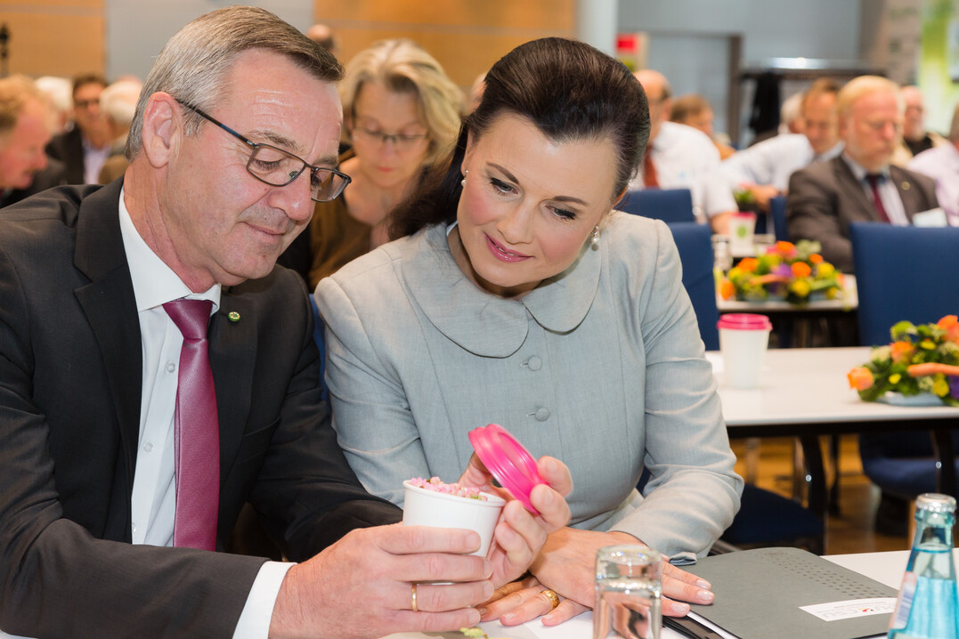 ZVG-Prsident Jrgen Mertz und die stellvertretende CDU-Fraktionsvorsitzende Gitta Connemann erleben die natrlich schnen Augenblicke der Kommunikationskampagne fr Blumen und Pflanzen.