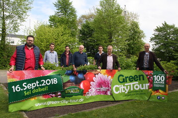 Setzen sich fr die erste Straelener GreenCityTour ein (v.l.): Michael Bosch (Bosch Plants), Bernd Germes (Futura Flowers), Thomas van Megen (Gerbera van Megen), Marcel van den Broek (Tomaten van den Broek), Christian Berghs-Trienekens (Gemsebau), Uwe Bons (Wirtschaftsfrderung Straelen) und Andrew Gallik (Leiter Versuchsanstalt Gartenbau).