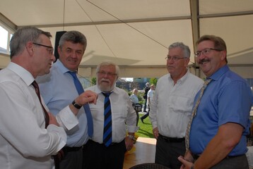 Gesprche und Gedankenaustausch zum Thema des Deutschen Gartenbautages Grtner  der Zukunft gewachsen (hier v.l.n.r., ZVG-Prsident Jrgen Mertz, Bert Schmitz (Landgard), BVZ-Vorsitzender Heinrich Hiep, Karl Voges (Landgard), Staatssekretr Dr. Robert Kloos (BMLEV) ). Foto: ZVG